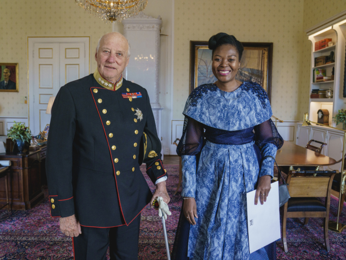 Kong Harald og Chandapiwa Nteta - Botswanas nye ambassadør i 2021. Foto: Stian Lysberg Solum / NTB